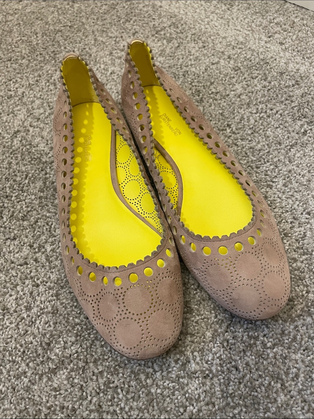 Diane Von Furstenberg Taupe Suede Perforated Ballet Flats Sz 7 scalloped edge